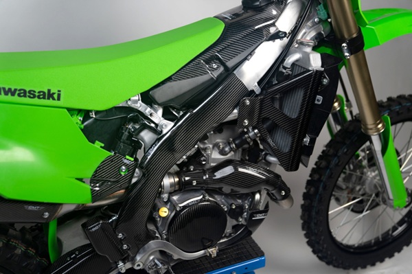 Schützer aus Carbon für Seitenteile KX 450 24- / KX 250 25-